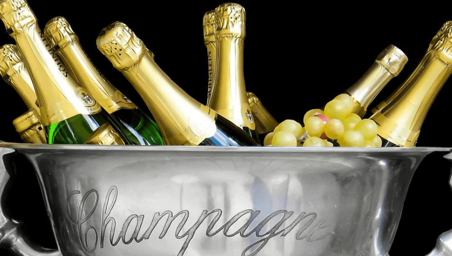 Wie lange ist Champagner vor & nach dem Öffnen haltbar